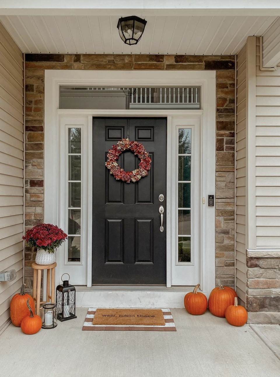 22 Enchanting Fall Porch Decor Ideas To Try This Year_1