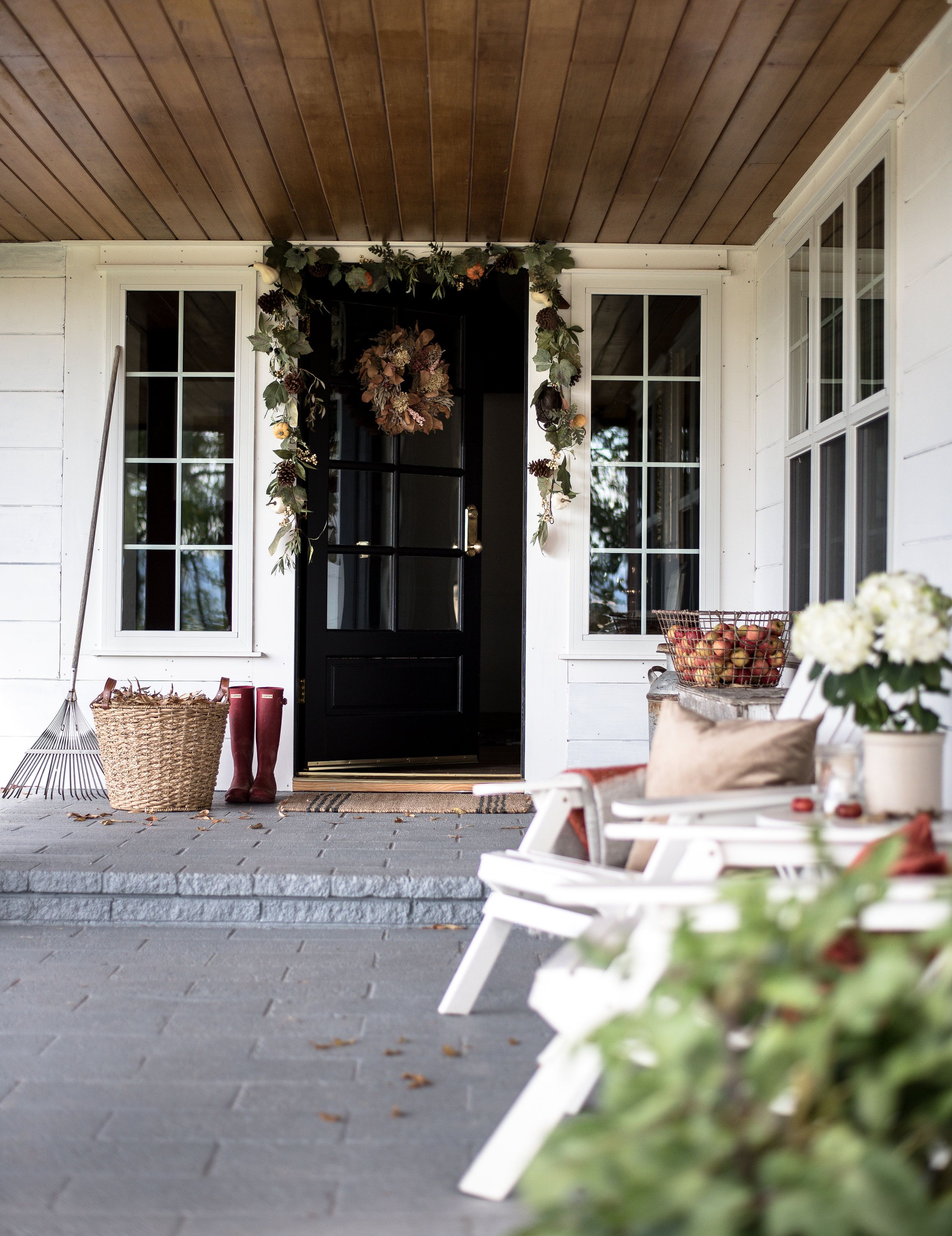 22 Enchanting Fall Porch Decor Ideas To Try This Year_10
