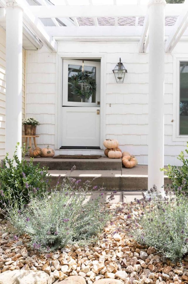 22 Enchanting Fall Porch Decor Ideas To Try This Year
