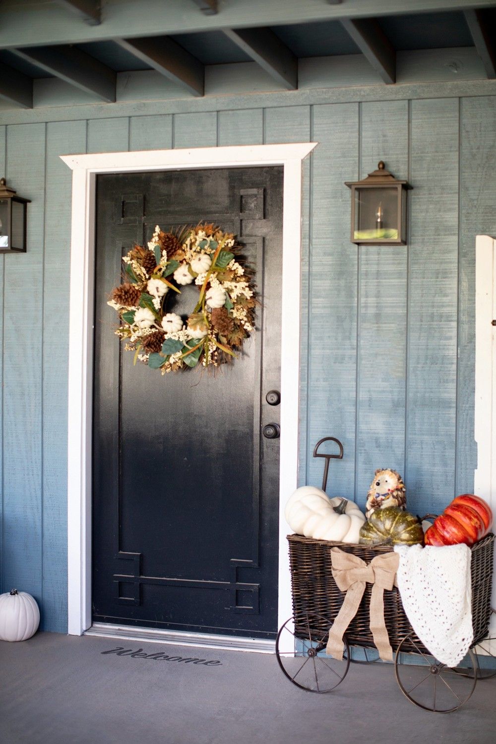 22 Enchanting Fall Porch Decor Ideas To Try This Year_12
