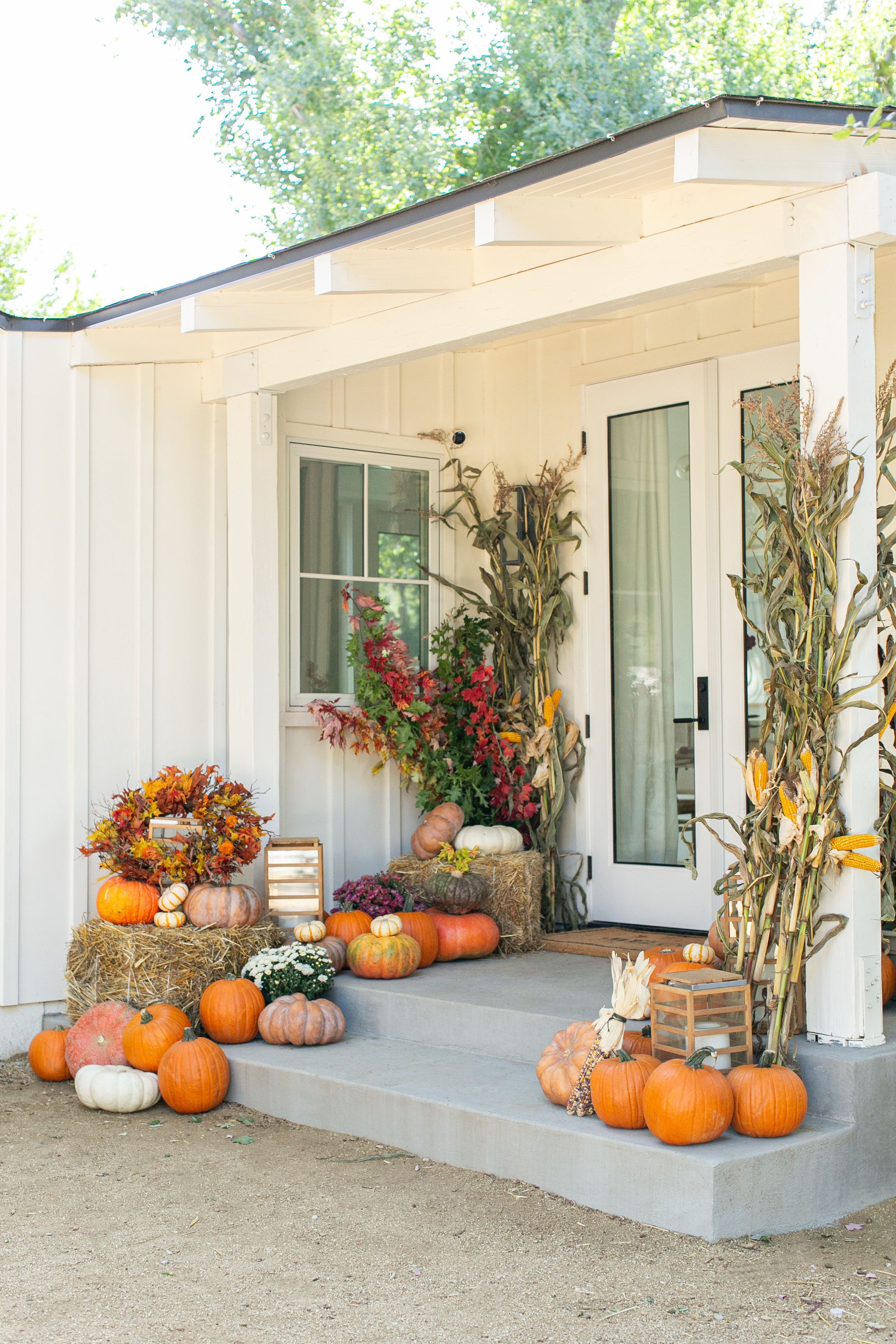 22 Enchanting Fall Porch Decor Ideas To Try This Year_12
