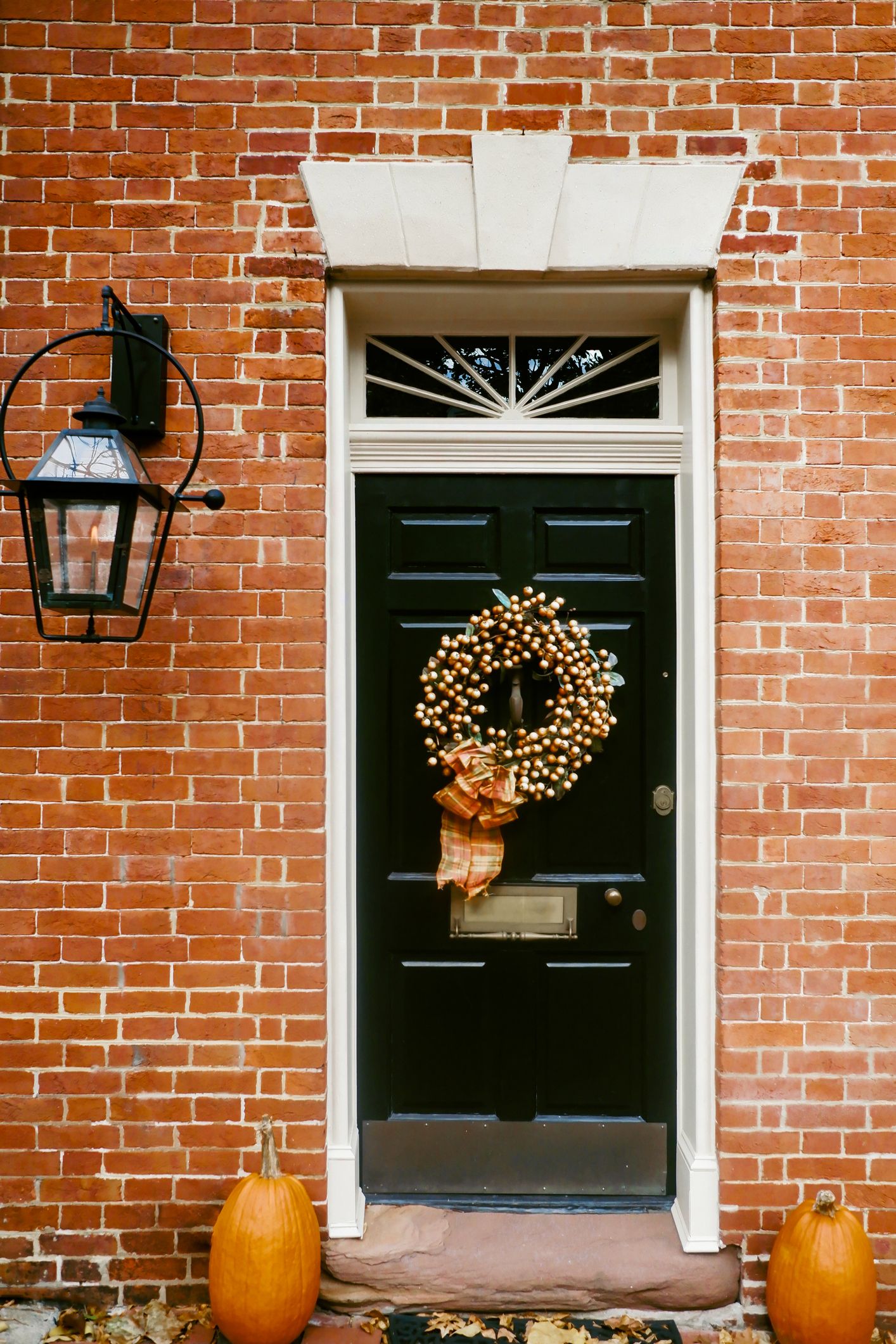22 Enchanting Fall Porch Decor Ideas To Try This Year_2