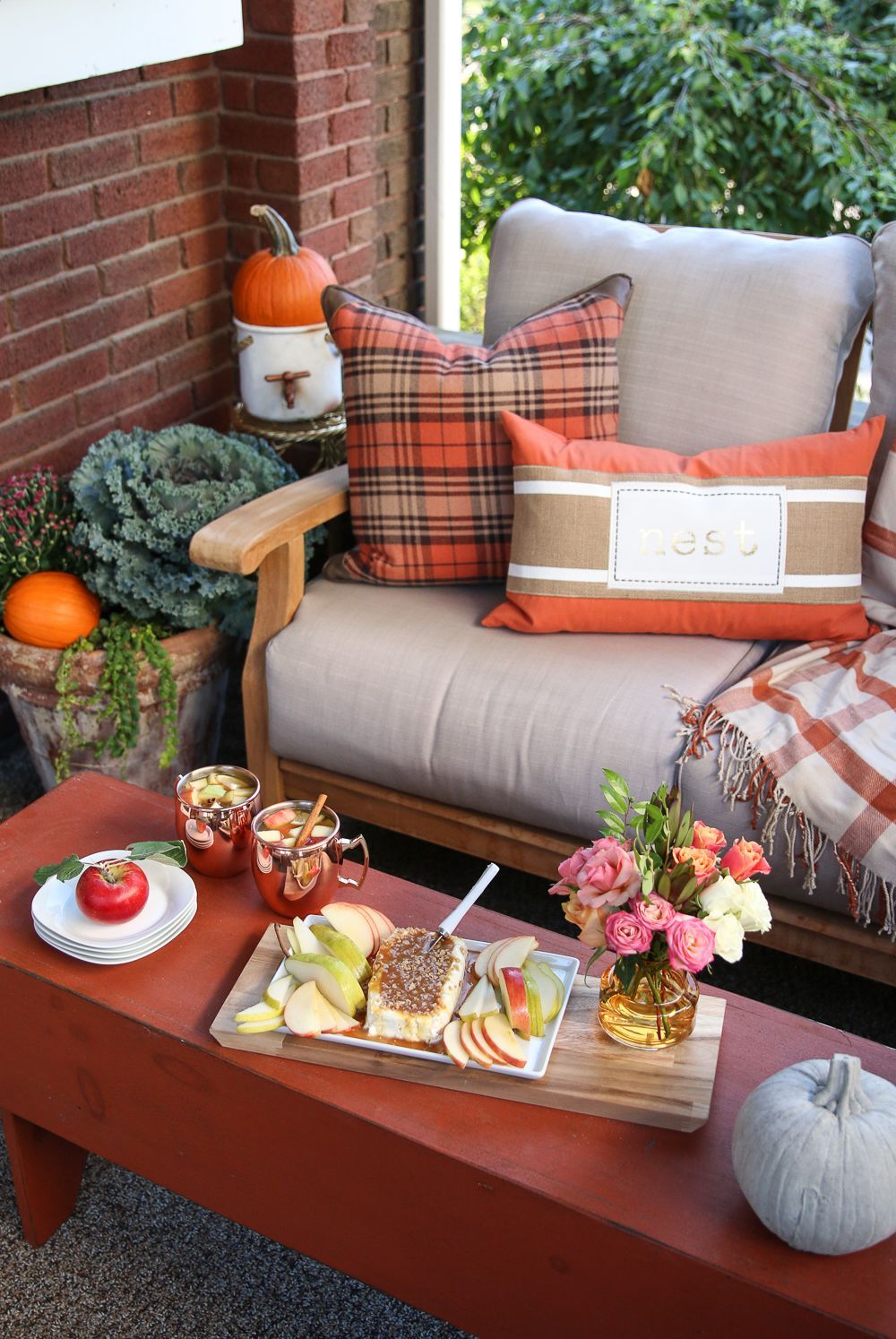 22 Enchanting Fall Porch Decor Ideas To Try This Year_20