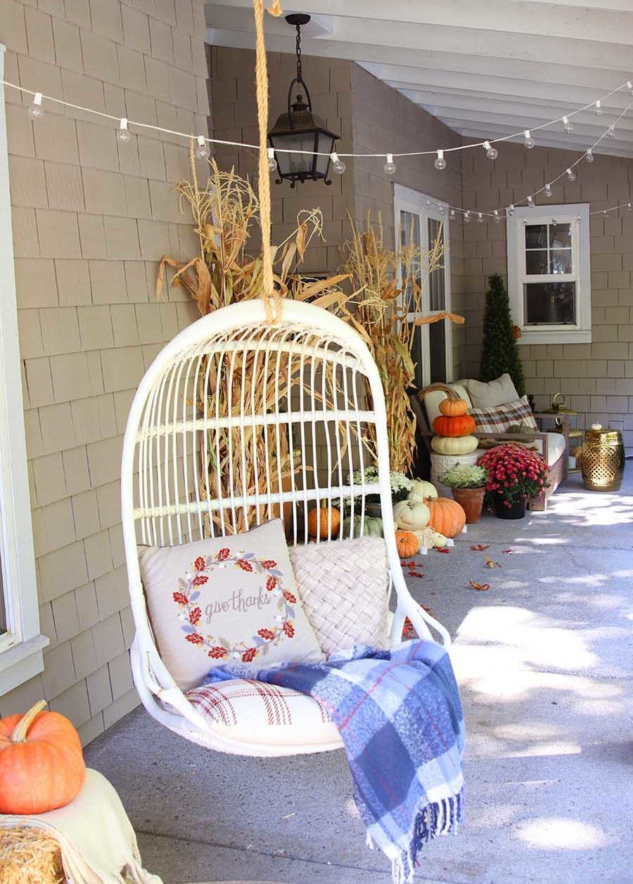 22 Enchanting Fall Porch Decor Ideas To Try This Year_21