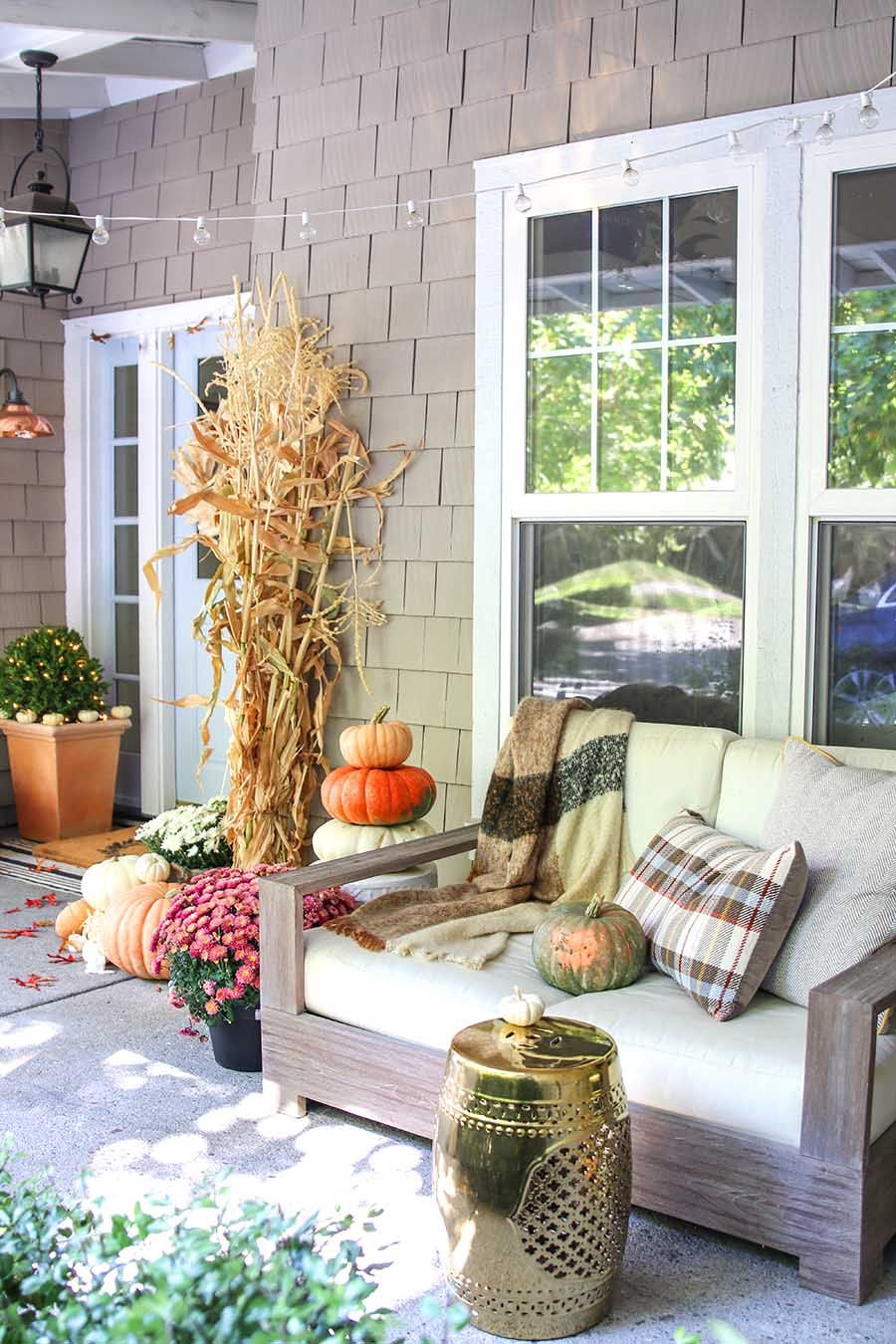 22 Enchanting Fall Porch Decor Ideas To Try This Year_22
