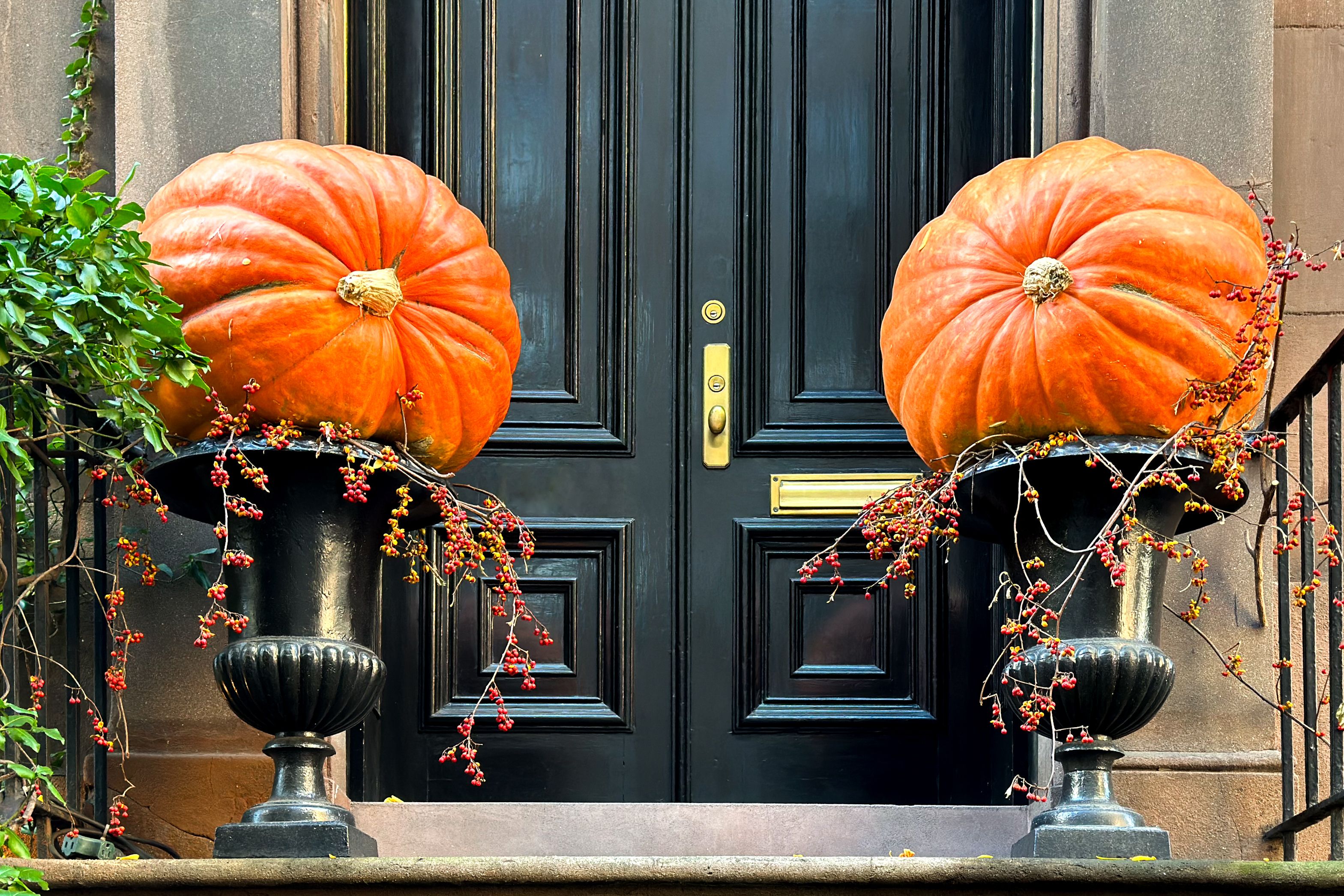 22 Enchanting Fall Porch Decor Ideas To Try This Year_4