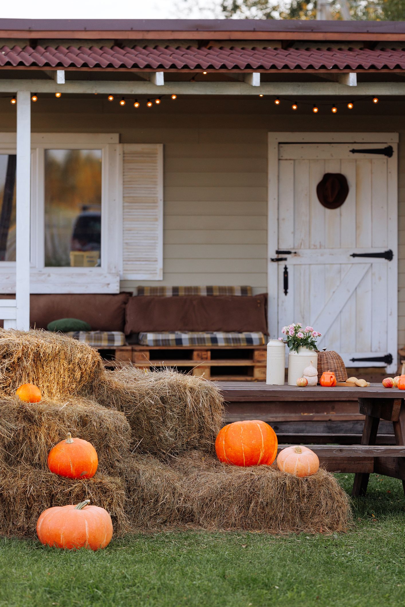 22 Enchanting Fall Porch Decor Ideas To Try This Year_5
