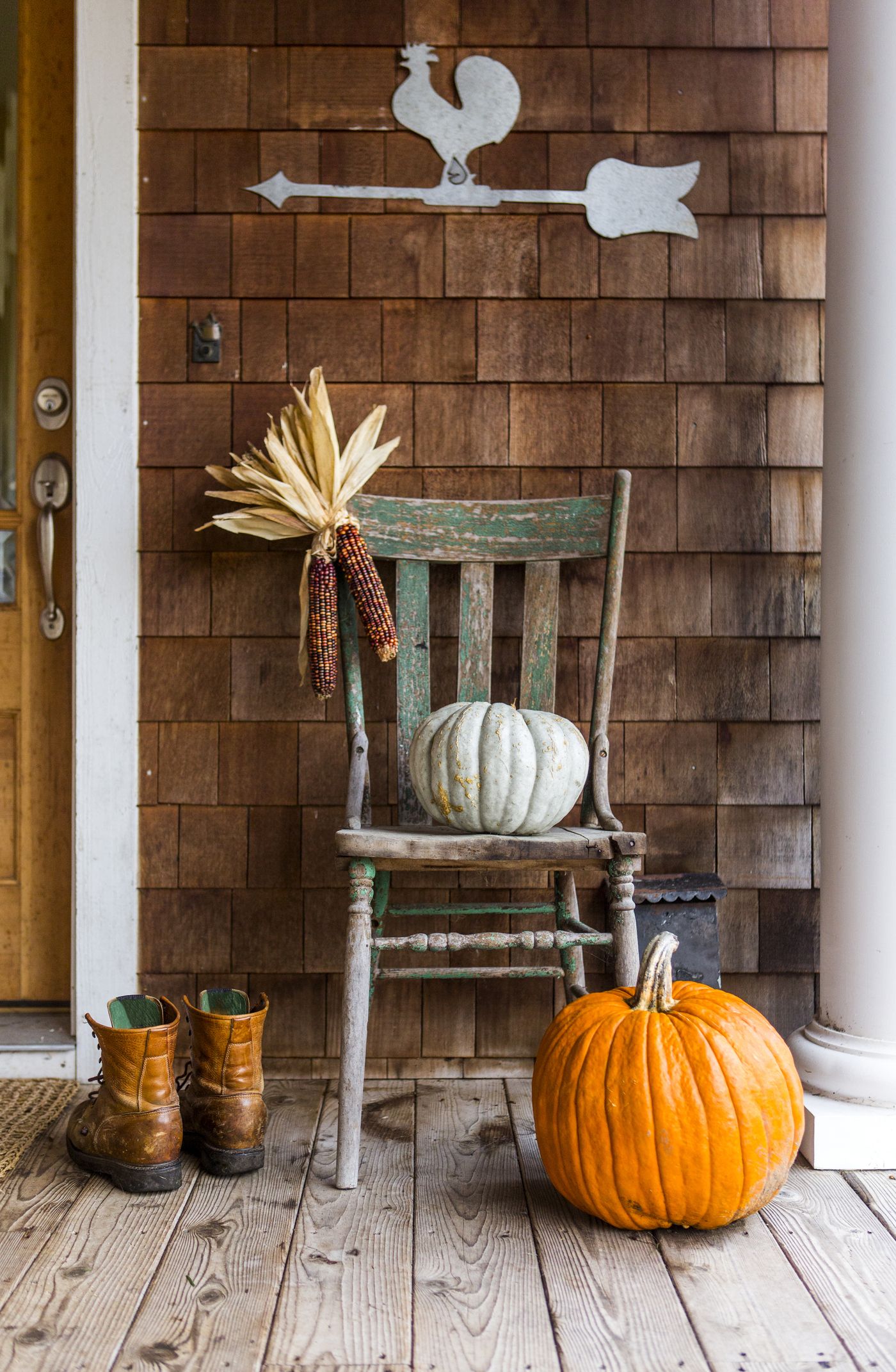 22 Enchanting Fall Porch Decor Ideas To Try This Year_7