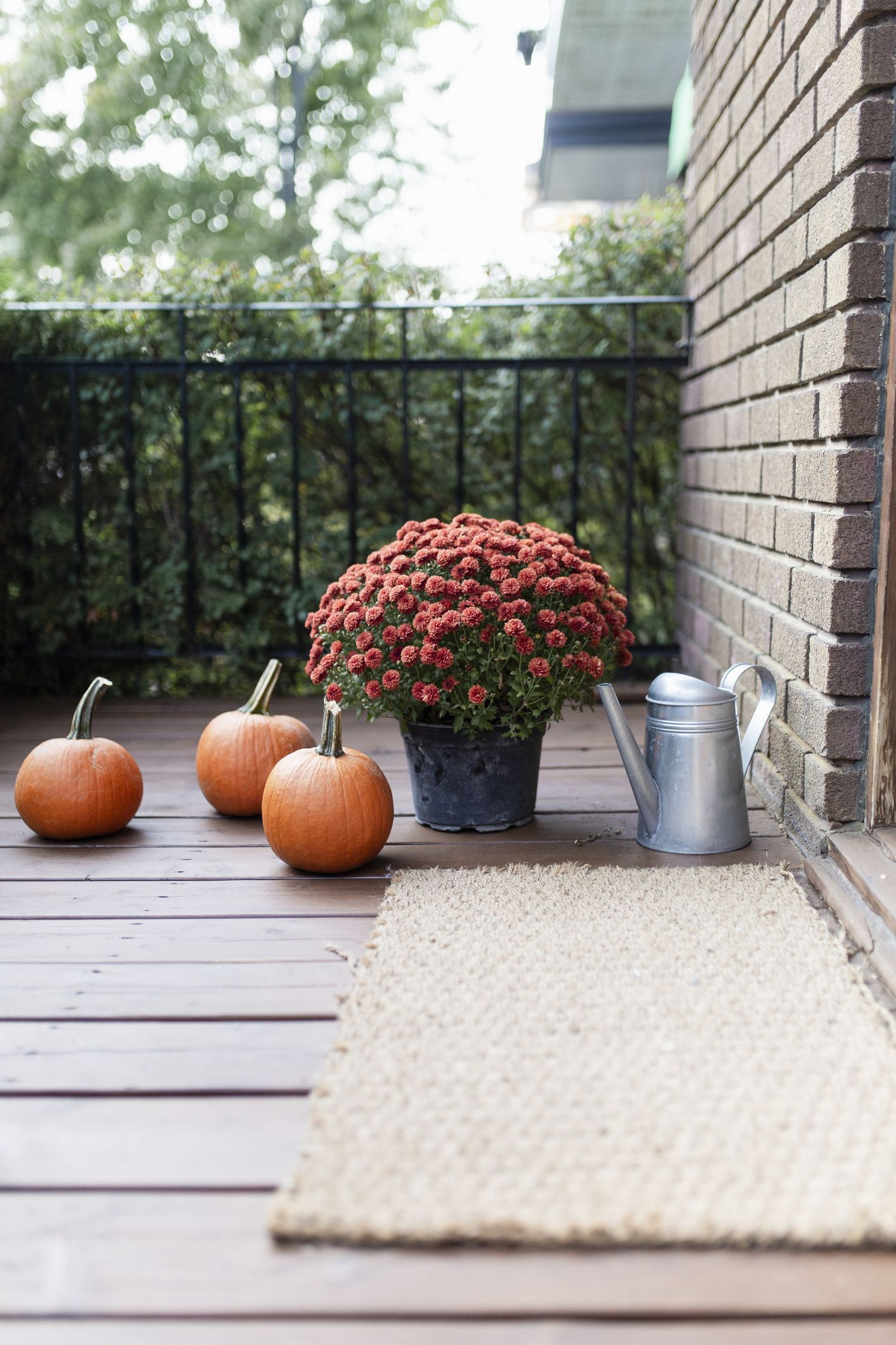 22 Enchanting Fall Porch Decor Ideas To Try This Year_8