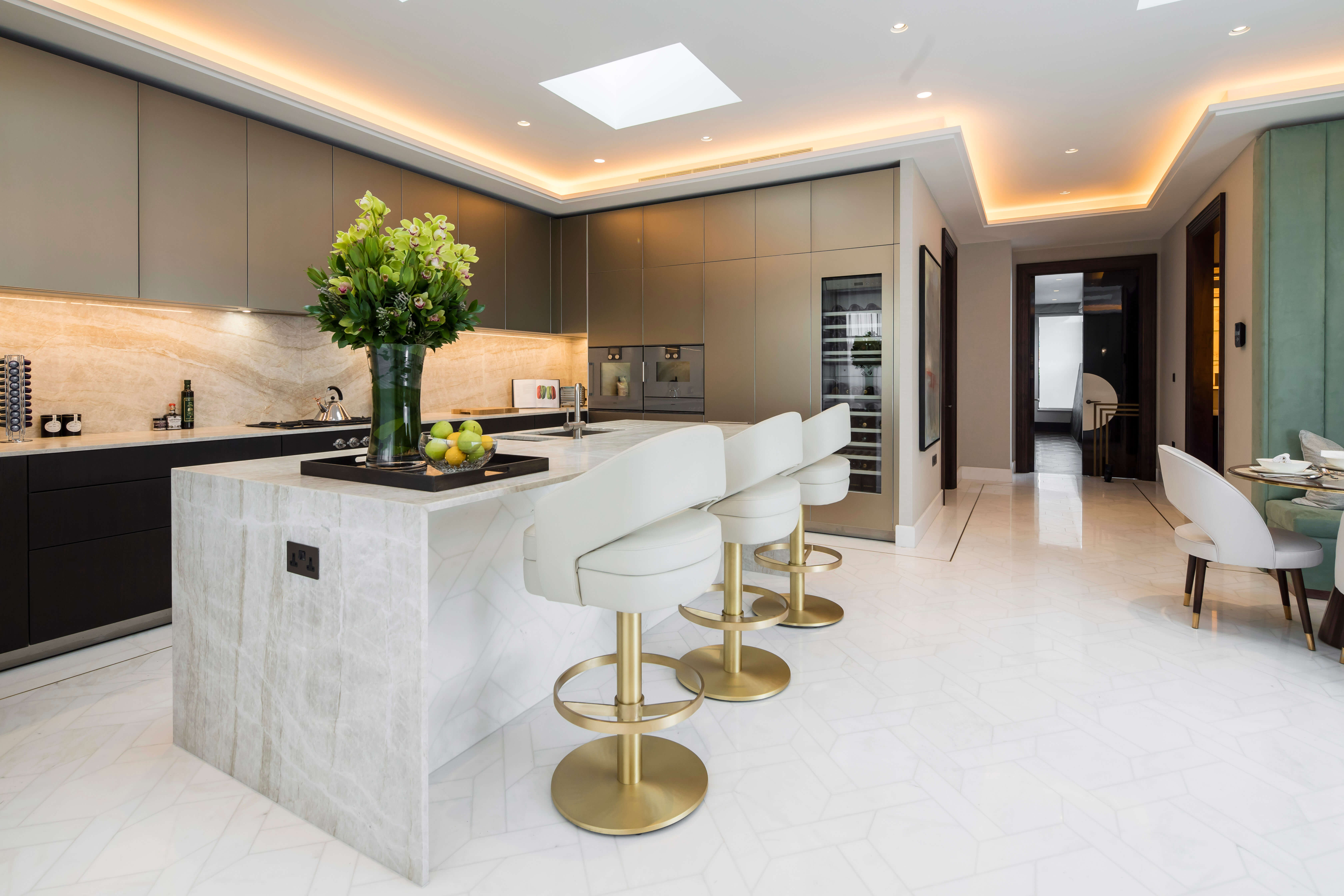 15 Comfy Mid-Century Chairs You'll Sink Right Into_1