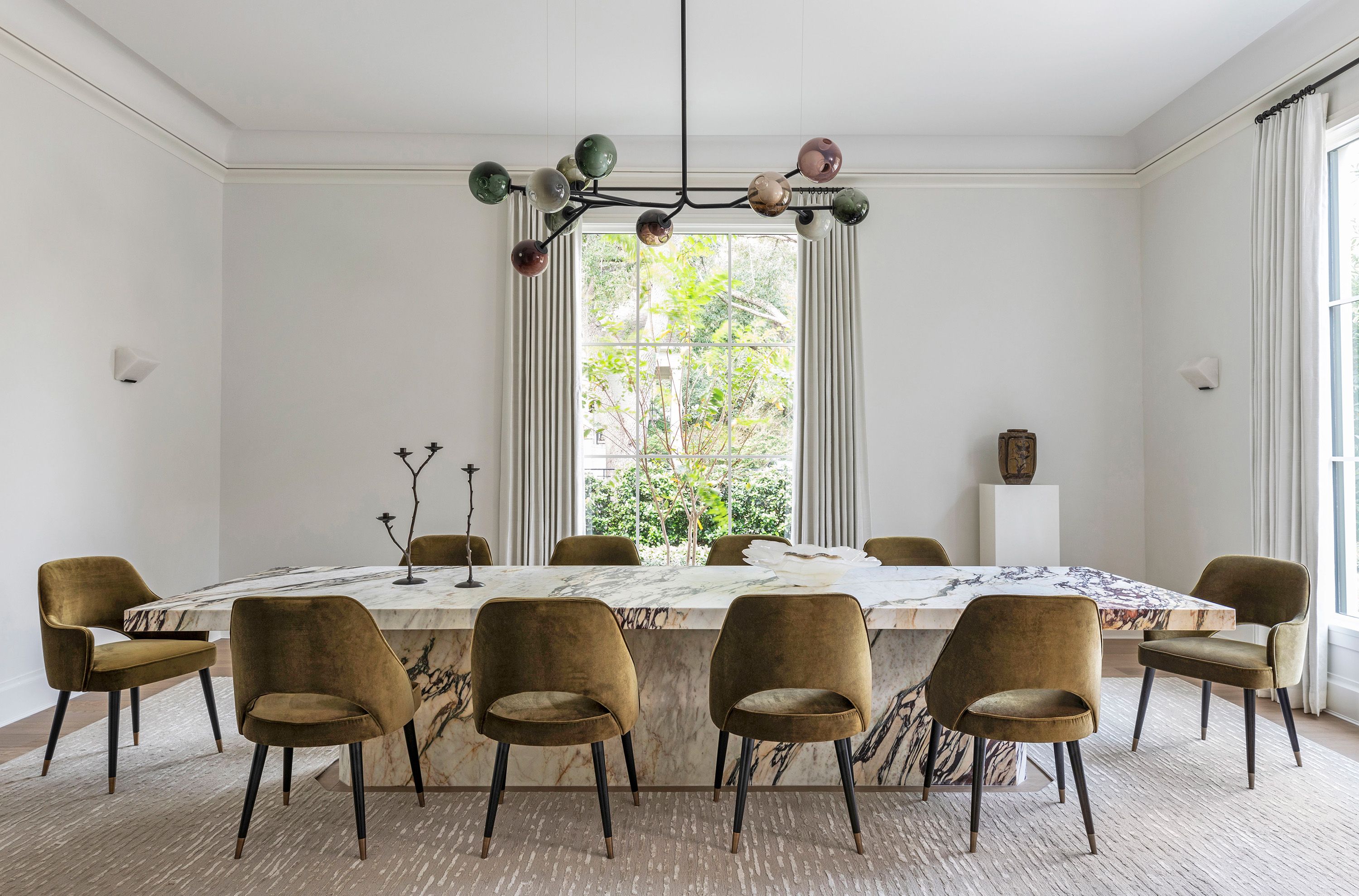 A Francophile Retreat in Houston With Mid-Century And Contemporary Influences_5