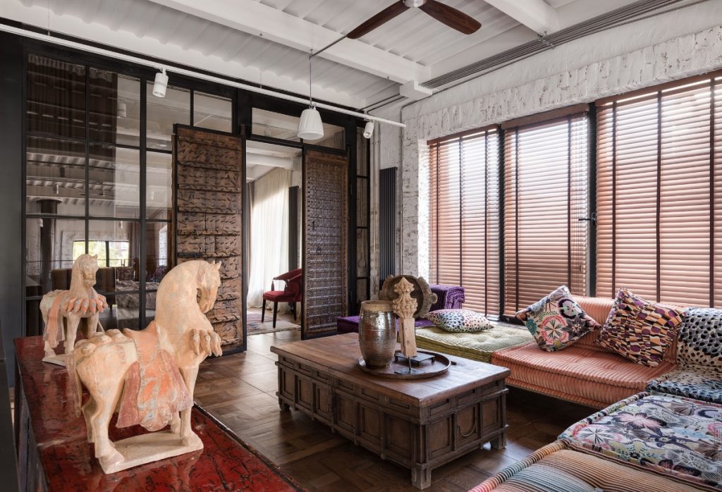 elegant eclectic living room 1024x698