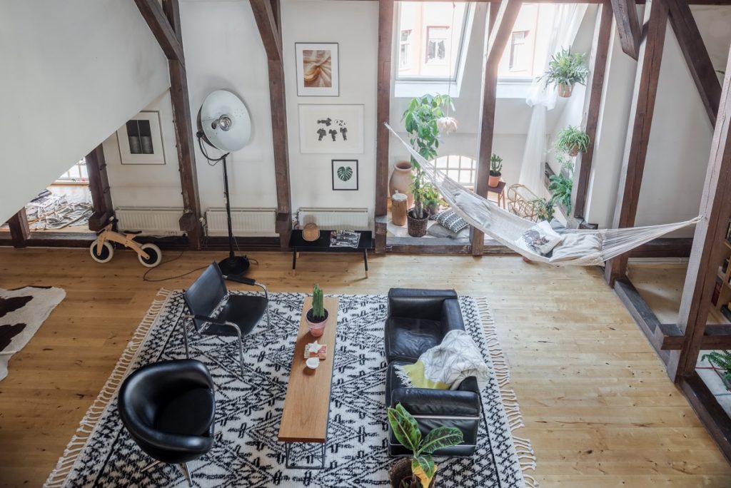 monochrome eclectic living room 1024x684